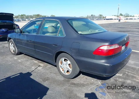 1998 Honda Accord Ex z USA, uszkodzony, nr VIN 1HGCG5650WA138022